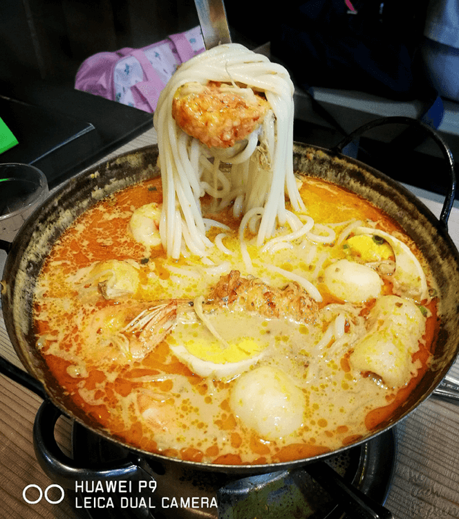 Bugis Singapore Street Food family dining