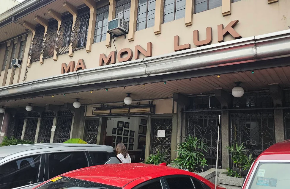 Ma Mon Luk restaurant in Quezon City - exterior view and dining atmosphere