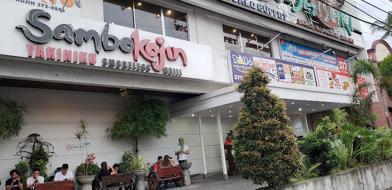 Snackaroo Specialty Foods restaurant in Quezon City - exterior view and dining atmosphere